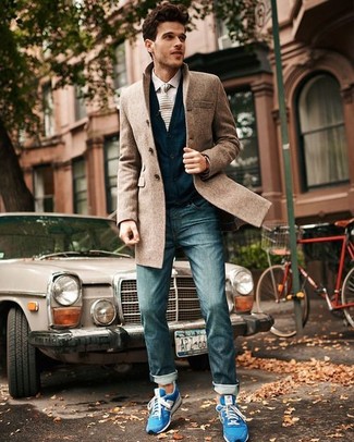 Come indossare e abbinare una camicia elegante marrone per un uomo di 30 anni quando fa gelo: Combina una camicia elegante marrone con jeans blu per un look davvero alla moda. Per distinguerti dagli altri, calza un paio di sneakers basse blu.