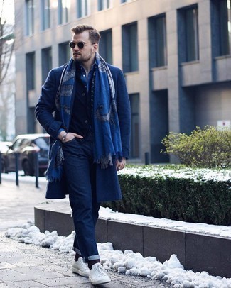 Quale jeans indossare con un cardigan blu scuro: Per un outfit quotidiano pieno di carattere e personalità, prova ad abbinare un cardigan blu scuro con jeans. Scegli un paio di sneakers basse di tela bianche come calzature per avere un aspetto più rilassato.