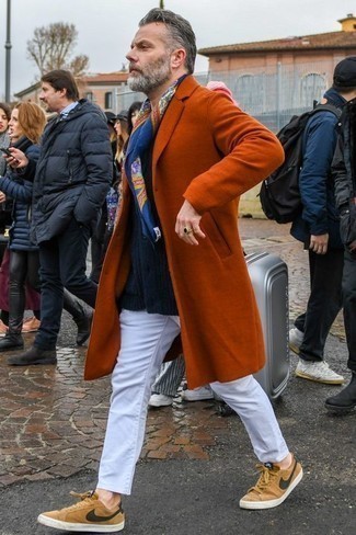 Look alla moda per uomo: Soprabito arancione, Cardigan con collo a scialle blu scuro, Chino bianchi, Sneakers basse di tela marrone chiaro