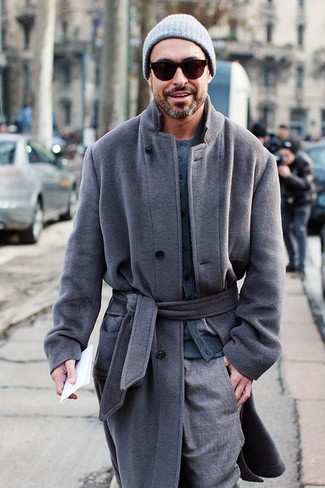 Come indossare e abbinare un cardigan grigio scuro quando fa gelo in modo smart-casual: Opta per un cardigan grigio scuro e pantaloni eleganti scozzesi grigi per essere sofisticato e di classe.