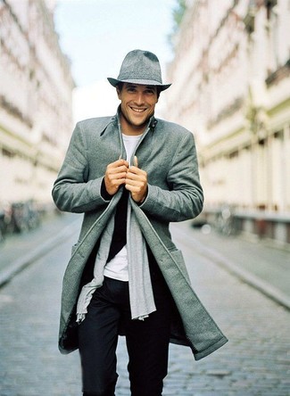 Come indossare e abbinare un borsalino grigio per un uomo di 30 anni in modo smart-casual: Opta per un soprabito grigio e un borsalino grigio per un look comfy-casual.