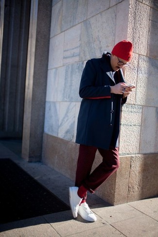 Come indossare e abbinare calzini rossi quando fa gelo in modo smart-casual: Potresti indossare un soprabito blu scuro e calzini rossi per un outfit rilassato ma alla moda. Scegli uno stile classico per le calzature e opta per un paio di scarpe da ginnastica di tela bianche.