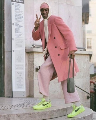 Come indossare e abbinare calzini beige in primavera 2025 in modo smart-casual: Abbina un soprabito rosa con calzini beige per un'atmosfera casual-cool. Completa questo look con un paio di sneakers basse in pelle lime. Ecco un look must have per i mesi primaverili.