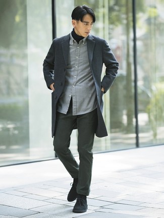 Quale chino indossare con chukka nere per un uomo di 20 anni: Indossa un soprabito scozzese grigio scuro con chino, perfetto per il lavoro. Calza un paio di chukka nere per un tocco più rilassato.