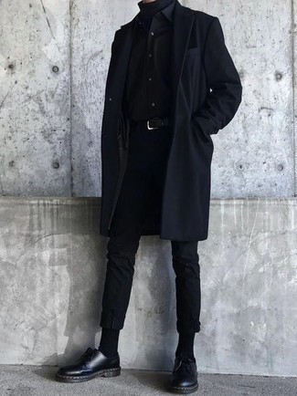 Come indossare e abbinare jeans neri quando fa freddo: Opta per un soprabito blu scuro e jeans neri per essere elegante ma non troppo formale. Sfodera il gusto per le calzature di lusso e opta per un paio di scarpe derby in pelle nere.