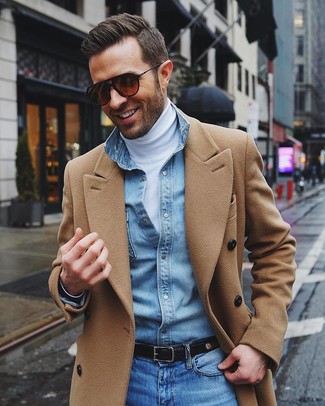 Come indossare e abbinare un dolcevita bianco in modo smart-casual: Combina un dolcevita bianco con jeans blu per un look semplice, da indossare ogni giorno.