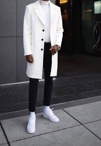 Look alla moda per uomo: Soprabito bianco, Dolcevita bianco, Chino neri, Sneakers basse in pelle bianche