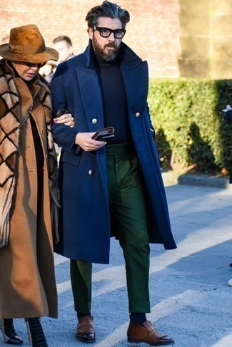 Moda uomo anni 40: Metti un soprabito blu scuro e chino verde scuro per creare un look smart casual. Indossa un paio di scarpe double monk in pelle marroni per un tocco virile.