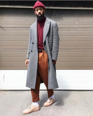 Look alla moda per uomo: Soprabito grigio, Dolcevita bordeaux, Chino arancioni, Sneakers basse in pelle rosa