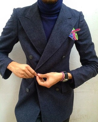 Quale chino indossare con un soprabito grigio per un uomo di 30 anni in modo smart-casual: Potresti combinare un soprabito grigio con chino se cerchi uno stile ordinato e alla moda.