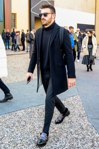 Come indossare e abbinare un zaino nero quando fa caldo in modo smart-casual: Vestiti con un soprabito nero e uno zaino nero per un outfit rilassato ma alla moda. Un bel paio di scarpe double monk in pelle grigio scuro è un modo semplice di impreziosire il tuo look.