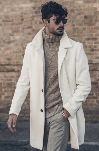 Come indossare e abbinare un cappotto bianco per un uomo di 30 anni quando fa freddo: Abbina un cappotto bianco con chino grigi per un abbigliamento elegante ma casual.