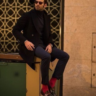 Come indossare e abbinare calzini rossi per un uomo di 30 anni: Potresti combinare un soprabito nero con calzini rossi per un outfit rilassato ma alla moda. Scegli uno stile classico per le calzature e prova con un paio di mocassini eleganti in pelle marrone scuro.