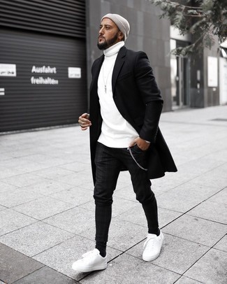 Quale dolcevita indossare con un soprabito nero e bianco: Prova a combinare un soprabito nero e bianco con un dolcevita, perfetto per il lavoro. Se non vuoi essere troppo formale, calza un paio di sneakers basse di tela bianche.