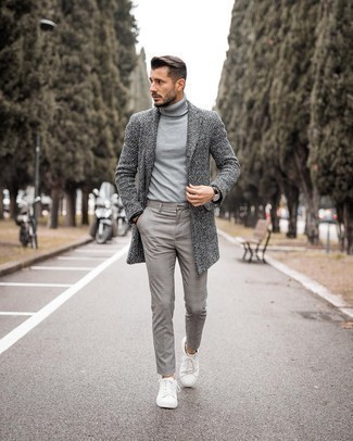 Look alla moda per uomo: Soprabito grigio, Dolcevita grigio, Chino scozzesi grigi, Sneakers basse in pelle bianche