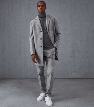 Quale sneakers basse indossare con un dolcevita grigio in primavera 2025: Opta per un dolcevita grigio e chino grigi per un look spensierato e alla moda. Mettiti un paio di sneakers basse per avere un aspetto più rilassato. Ecco una eccellente idea per creare il perfetto look primaverile.