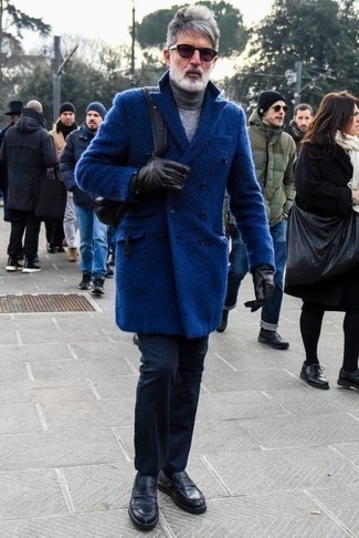 Come indossare e abbinare una borsa nera per un uomo di 50 anni quando fa gelo in modo smart-casual: Vestiti con un soprabito blu e una borsa nera per una sensazione di semplicità e spensieratezza. Rifinisci il completo con un paio di mocassini eleganti in pelle neri.