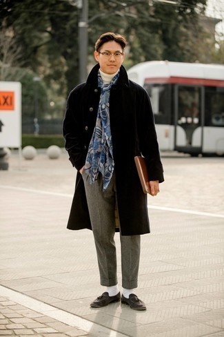 Look alla moda per uomo: Soprabito nero, Dolcevita bianco, Chino di lana grigi, Mocassini con nappine in pelle scamosciata grigio scuro