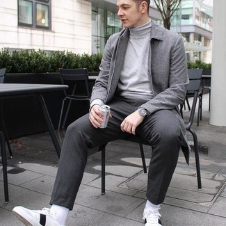 Come indossare e abbinare un dolcevita grigio con sneakers basse bianche per un uomo di 30 anni: Metti un dolcevita grigio e chino grigio scuro per vestirti casual. Indossa un paio di sneakers basse bianche per avere un aspetto più rilassato.