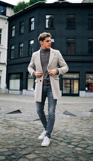 Come indossare e abbinare un dolcevita grigio scuro quando fa freddo in modo smart-casual: Metti un dolcevita grigio scuro e jeans aderenti blu per vestirti casual. Sneakers basse bianche sono una valida scelta per completare il look.