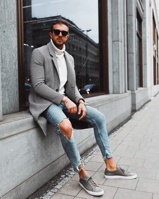 Quale jeans aderenti indossare con un soprabito nero per un uomo di 20 anni in modo rilassato: Per un outfit della massima comodità, scegli un soprabito nero e jeans aderenti. Per un look più rilassato, indossa un paio di sneakers basse in pelle scamosciata grigie.