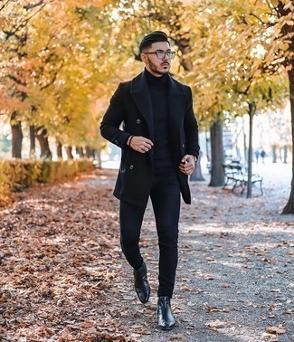 Look alla moda per uomo: Soprabito nero, Dolcevita nero, Jeans aderenti neri, Stivali chelsea in pelle neri