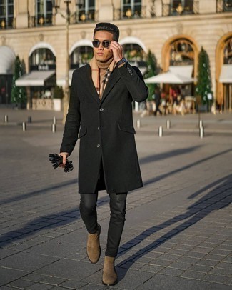 Moda uomo anni 20 quando fa gelo in modo smart-casual: Combina un soprabito nero con jeans aderenti neri per un fantastico look da sfoggiare nel weekend. Sfodera il gusto per le calzature di lusso e prova con un paio di stivali chelsea in pelle scamosciata marroni.