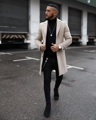Come indossare e abbinare jeans aderenti neri per un uomo di 20 anni in modo smart-casual: Potresti combinare un soprabito beige con jeans aderenti neri per vestirti casual. Rifinisci questo look con un paio di stivali casual in pelle scamosciata neri.