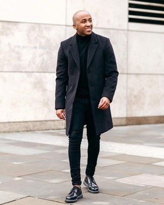 Come indossare e abbinare un salvapiede per un uomo di 30 anni in modo smart-casual: Scegli un soprabito nero e un salvapiede per un look comfy-casual. Prova con un paio di scarpe derby in pelle nere per un tocco virile.