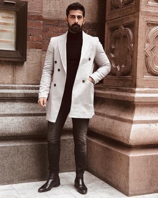 Come indossare e abbinare un cappotto bianco per un uomo di 30 anni quando fa freddo in modo smart-casual: Potresti indossare un cappotto bianco e jeans aderenti grigio scuro per vestirti casual. Opta per un paio di stivali chelsea in pelle neri per un tocco virile.