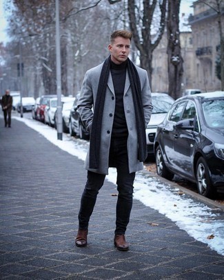 Come indossare e abbinare jeans aderenti per un uomo di 20 anni quando fa gelo: Mostra il tuo stile in un soprabito grigio con jeans aderenti per vestirti casual. Scegli un paio di stivali chelsea in pelle marroni per un tocco virile.