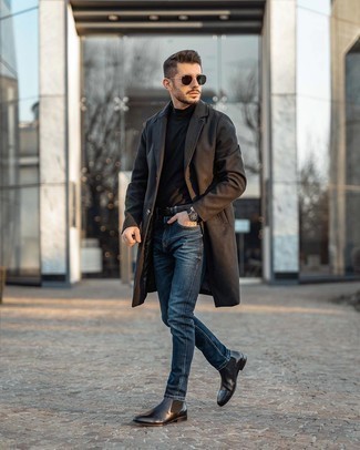 Look alla moda per uomo: Soprabito marrone scuro, Dolcevita nero, Jeans aderenti blu scuro, Stivali chelsea in pelle neri