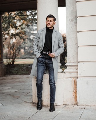 Come indossare e abbinare un cappotto per un uomo di 20 anni: Potresti indossare un cappotto e jeans aderenti blu scuro per vestirti casual. Scegli un paio di stivali chelsea in pelle neri per dare un tocco classico al completo.