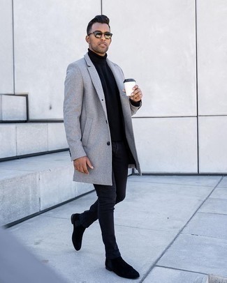 Quale jeans aderenti indossare con stivali chelsea neri in modo smart-casual: Vestiti con un soprabito grigio e jeans aderenti per un look raffinato per il tempo libero. Scegli uno stile classico per le calzature e opta per un paio di stivali chelsea neri.