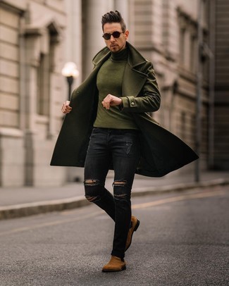 Quale jeans indossare con un soprabito verde scuro quando fa gelo: Combina un soprabito verde scuro con jeans per vestirti casual. Stivali chelsea in pelle scamosciata marroni doneranno eleganza a un look altrimenti semplice.