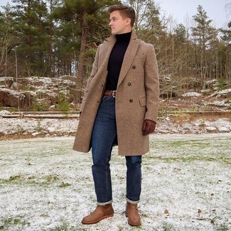 Quale jeans indossare con un soprabito marrone chiaro per un uomo di 30 anni quando fa freddo: Prova a combinare un soprabito marrone chiaro con jeans se preferisci uno stile ordinato e alla moda. Rifinisci il completo con un paio di stivali chelsea in pelle marroni.
