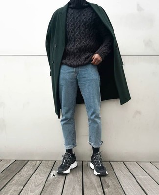 Moda uomo anni 30 quando fa gelo: Mostra il tuo stile in un soprabito verde scuro con jeans azzurri per essere elegante ma non troppo formale. Scegli un paio di scarpe sportive nere e bianche come calzature per un tocco più rilassato.
