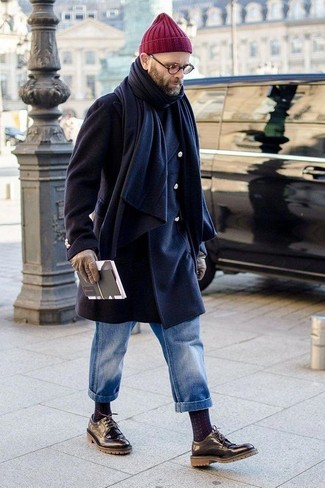 Come indossare e abbinare jeans con un soprabito per un uomo di 50 anni quando fa gelo: Metti un soprabito e jeans per un look davvero alla moda. Abbellisci questo completo con un paio di scarpe derby in pelle nere.