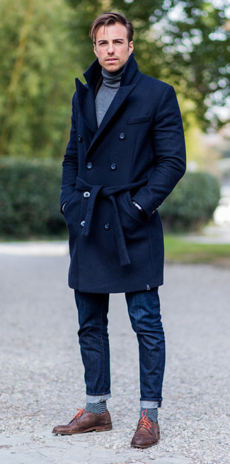 Come indossare e abbinare un dolcevita con scarpe derby per un uomo di 30 anni quando fa gelo in modo smart-casual: Prova ad abbinare un dolcevita con jeans blu scuro per un look semplice, da indossare ogni giorno. Rifinisci il completo con un paio di scarpe derby.
