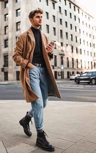 Quale stivali casual indossare con un soprabito marrone chiaro in modo smart-casual: Indossa un soprabito marrone chiaro con jeans azzurri se preferisci uno stile ordinato e alla moda. Rifinisci questo look con un paio di stivali casual.