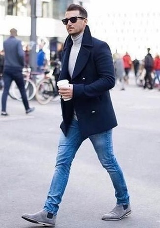 Come indossare e abbinare un dolcevita bianco con jeans blu per un uomo di 30 anni: Metti un dolcevita bianco e jeans blu per un look spensierato e alla moda. Indossa un paio di stivali chelsea in pelle scamosciata grigi per mettere in mostra il tuo gusto per le scarpe di alta moda.