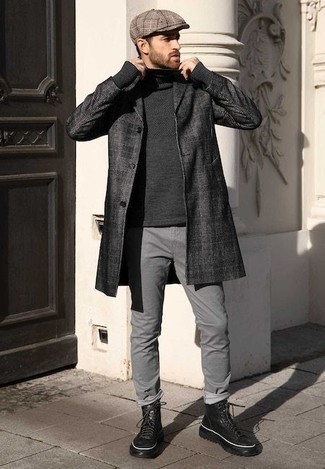 Come indossare e abbinare un soprabito grigio scuro in inverno 2025: Abbina un soprabito grigio scuro con jeans grigi per creare un look smart casual. Perfeziona questo look con un paio di stivali casual in pelle neri. L'outfit per questa stagione invernale è servito.