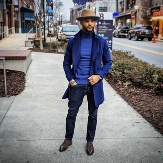 Quale jeans indossare con un soprabito blu per un uomo di 30 anni quando fa gelo: Coniuga un soprabito blu con jeans per un abbigliamento elegante ma casual. Scegli uno stile classico per le calzature e opta per un paio di scarpe oxford in pelle scamosciata marrone scuro.