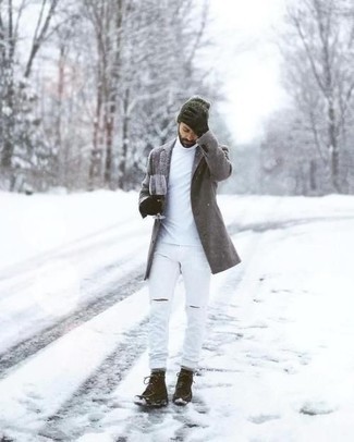 Come indossare e abbinare un dolcevita bianco con jeans bianchi quando fa gelo in modo casual: Scegli un dolcevita bianco e jeans bianchi per un look perfetto per il weekend. Stivali casual in pelle scamosciata marrone scuro daranno lucentezza a un look discreto.