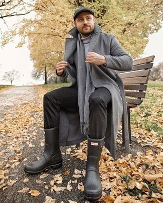 Come indossare e abbinare stivali di gomma neri: Punta su un soprabito grigio e jeans neri per creare un look smart casual. Rifinisci questo look con un paio di stivali di gomma neri.