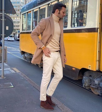 Quale chukka indossare con un soprabito beige: Potresti indossare un soprabito beige e jeans bianchi per un look da sfoggiare sul lavoro. Per un look più rilassato, calza un paio di chukka.