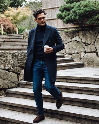 Quale jeans indossare con scarpe brogue marroni per un uomo di 30 anni: Distinguiti anche negli ambienti più alla moda con un soprabito blu scuro e jeans. Scegli un paio di scarpe brogue marroni come calzature per dare un tocco classico al completo.