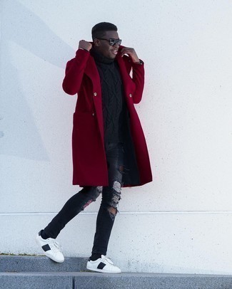 Quale sneakers basse indossare con un soprabito rosso in modo casual: Prova ad abbinare un soprabito rosso con jeans strappati grigio scuro per affrontare con facilità la tua giornata. Perfeziona questo look con un paio di sneakers basse.