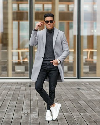 Come indossare e abbinare un dolcevita grigio scuro: Coniuga un dolcevita grigio scuro con jeans neri per un fantastico look da sfoggiare nel weekend. Sneakers basse in pelle bianche sono una interessante scelta per completare il look.