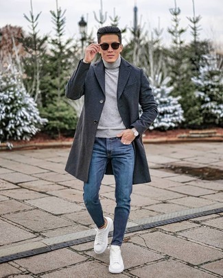 Quale sneakers basse indossare con un dolcevita grigio per un uomo di 30 anni: Abbina un dolcevita grigio con jeans blu per affrontare con facilità la tua giornata. Rifinisci questo look con un paio di sneakers basse.